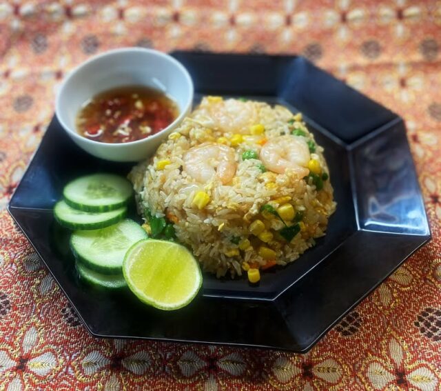 🍜 Lounasta Thaibobilla – ensimmäistä kertaa! 🍜
Hei ihanat asiakkaat! 🙌Huomenna torstaina 19.6.2025 klo 10:00–13:00 tarjoilemme ensimmäistä kertaa lounasta Topaasiaukiolla! Tule maistamaan meidän suosikkeja erikoishintaan:Lounas 13,70 € sisältää:
🥢 Paistettu riisi tai
🥢 Phat thai tai
🥢 Basilikapossu
+
🥟 2 kpl kevätkääryleitä
🥤 Limu mukaan!Ja illalla vielä herkullinen ilta-annos tarjolla:
Fritattu porsaanpotka + paistettua riisiä (possulla, kanalla tai katkaravuilla).Tervetuloa herkuttelemaan – nähdään huomenna Topaasi aukiolla! 💛
(Pysymme hetken poissa 20.–23.6. ja palaamme taas 24.6.2025)🙏 Thaibobi #thaibob #Topaasiaukio #kivistö