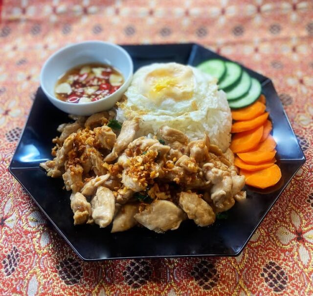 Hei ihanat asiakkaat! 🌶️ Huomenna 3.7 kello 10:00-13:00 on taas lounasherkkujen aika! Tule maistamaan valkosipulipossua tai kanaa 🍛
2 x kevätkääryleet 🥟
Coca-Cola Zero tai normaali 🥤💬 Nopeat lounastoiveet ovat lämpimästi tervetulleita – buukkaa oma annoksesi ja noutoaikasi helposti Thaibobin WhatsApp-numerosta!📍 Nähdään Topaasiaukiolla, Kivistössä – missä maut kohtaavat hymyt. Tervetuloa lounaalle! 🙌