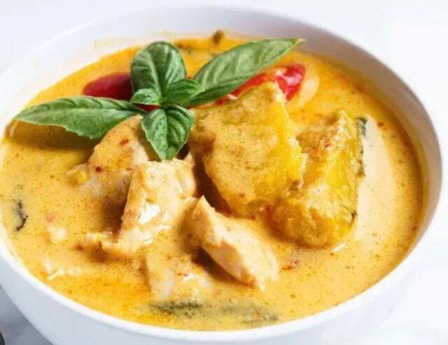 🎃 Halloween-lauantai Thaibobilla! 🧡Lauantaina 1.11.25 Topaasiaukiolla kuplii kurpitsainen taika! 🪄 Me keitämme padassa thaimaalaisen kurpitsakeiton possulla, joka lämmittää sielun ja saa kummituksetkin hymyilemään. 🍲🐷✨ Pehmeää kurpitsaa, punaista currytahnaa, kookosmaitoa ja suussasulavaa possua – maustettuna inkiväärillä, chilillä ja ripauksella Halloween-henkeä. Koristeena korianteri ja pähkinät, tietenkin!👻 Tule naamiaisasussa tai ihan omana itsenäsi – me tarjoamme hymyn, höyryävän keiton ja lämpimän tunnelman. Nan toivottaa tervetulleeksi, Tony hämmentää kattilaa, ja kurpitsa ei jää yksin!📍 Lauantaina klo 11–21 | Topaasiaukio, Kivistö 💸 Annos 10 € – niin kauan kuin keittoa riittää!💬 Varaa keitto ennakkoon viestillä tai tule suoraan paikan päälle – mutta varo, tämä keitto katoaa mystisesti nopeasti…#Thaibob #Halloweenkeitto #KurpitsaPossu #Kivistö #Topaasiaukio #ThaimaalainenTaika #NanJaTony #KeittoKummituksille #Halloween2025 #KurpitsaaJaKookosta