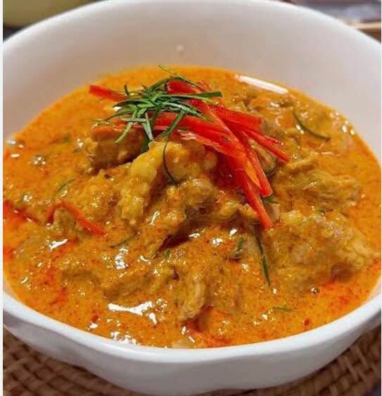 🔥 Hei Kivistö – nyt herkkuhälytys! 🔥 Tiistaina Topaasiaukiolla porisee Panang curry porsaanlihalla – täyteläinen, hieman tulinen klassikko, jossa kookosmaidon pehmeys kohtaa punaisen currytahnan potkun. Porsas on mureaa, kastike samettista, ja maku... no, se vie suoraan Bangkokiin!Torstaina taas hellitään makunystyröitä Massaman currylla kanasta – tämä lempeä, mausteinen ihanuus on Thaimaan vastaus comfort foodiin. Maapähkinäinen, kanelinen, kardemummainen – ja kana niin pehmeää, että lusikka riittää!🍛 Lounasaika: klo 11–13 💸 Hinta: tuttu 10 € / annos 📍 Paikka: Thaibob @ Topaasiaukio, KivistöJa lauantai... 😏 Lauantaina me keksitään taas jotain aivan omaa – spesiaali setti, joka ei jätä ketään kylmäksi. Se voi olla keitto, curry, snack tai vaikka kaikki yhdessä – seuraa meitä, niin tiedät ekana!Tervetuloa lounaalle – lämpöä, makua ja hymyjä tarjolla! 💛 #Thaibob #Kivistö #Lounas #PanangCurry #MassamanCurry #Topaasiaukio #LauantaiSpesiaali #ThaiFoodLove