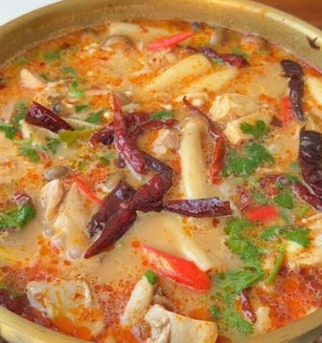 🔥 ThaiBoBin keittokattilat kuumenee – 🍲🥶 Kylmä keli, kuuma keitto – ja meillä höyryää taas lounaslinjasto!Tiistai 11–13: 🍋🐔 Tom Yam -keitto kanalla – tulinen ja raikas klassikko, joka herättää makunystyrät!riisi sisältyy, 10 €Torstai 11–13: 🥥🐔 Tom Kha -kookoskeitto kanalla – lempeän kermainen lohturuoka, joka hymyilyttää jo lusikallisellariisi sisältyy, 10 €💛 Nanin keittiössä ei mittakuppeja tarvita – hän maustaa fiiliksellä ja rakkaudella.PS. Rapea porsaan kylki ja leivitetyt kanat on taas väännetty – nyt ei lopu kesken 😎Tervetuloa herkuttelemaan, Kivistö! 🧡#topaasiaukio #kivistö #thaibob