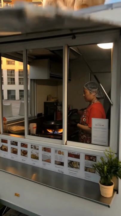 ✨ Kiitos Kivistön ihanat asiakkaat tästä viikosta! ✨ Perjantaina järjestettiin ruokavaunun lähettyvillä pikkujoulut isolle porukalle 🎉 – vauhdikas meininki piti luukun kiireisenä, mutta selvittiin kunnialla ja vatsat täyttyivät hyvällä ruualla 😋.Ensi viikolla lounaalla klo 11:00–13:00: 🍛 Tiistaina: Biriyani kanaa 🥩 Torstaina: Basilika porsasta 👉 Molemmat vain 10 €Lisäksi voit kruunata annoksen jääkylmällä Coca Cola -lasipullolla vain 2 € 🥶🥤.Me ollaan pieni ruokavaunu Topaasiaukiolla – joka on nimetty meidän omaksi “Colosseumiksi” 🏟️. Siellä käydään taistelut nälkää vastaan, ja jokainen annos on meidän voitto! 💪🌶️ Jokainen lautanen syntyy rakkaudella – ja Nannin tarkalla maistelulla ennen kuin se päätyy asiakkaalle ❤️.Tervetuloa herkuttelemaan ja tuomaan lämpöä marraskuun päiviin! 🌶️🍲 👉