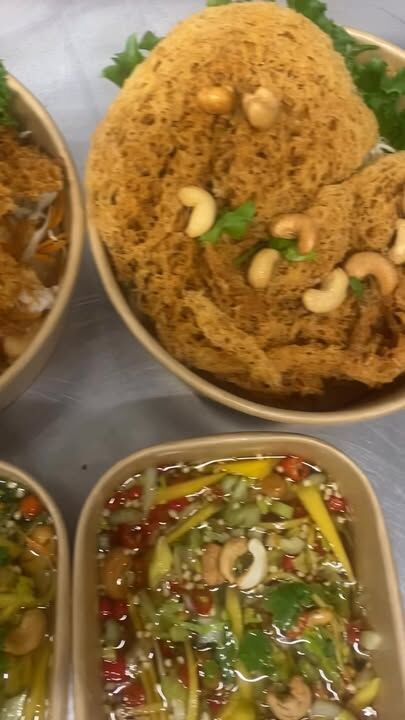 🌶️ Pladuk Fuu – kirjolohesta rakkaudella 🌶️Tänään lähti hurja määrä meidän uutta pladuk fuu ‑annosta maailmalle, ja voi että… asiakaspalaute on ollut täyttä kultaa ❤️
Kiitos jokaiselle rohkealle testaajalle – te teitte tästä päivästä ihan mielettömän.Meidän versio tehdään kirjolohesta, ja se on saanut niin paljon hymyjä aikaan, että sydän meinaa sulaa.
Ja hei… vielä olisi pari annosta jäljellä nopeimmille ennen kuin pannut hiljenee tältä viikolta.❤️ Kiitos rakkaat asiakkaat – ensi viikkoa kohti!
– Thaibob