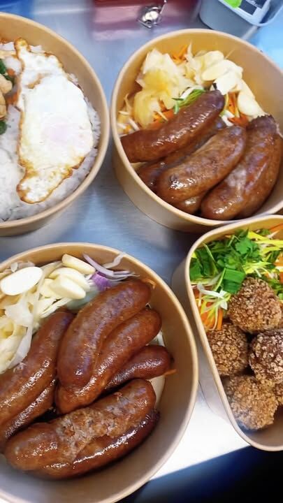 Mahtava startti päivälle ❤️Perjantai ei ollut ehtinyt edes alkaa, kun ThaiBoBin puhelin jo lauloi — kaksi tilausta ennen kuin ovet olivat auki. Sydän täynnä kiitollisuutta. Tuhannet kiitokset, tätä parempaa aloitusta viikonlopulle ei voisi toivoa 🙏❤️Ja huomenna… jotain aivan erityistä.
Pieni salaisuus, joka herää eloon vasta kun ilta alkaa hämärtyä 🧐✨Luvassa kanaa uudessa muodossa, riisiä hieman yllättävällä rakenteella ja mukana Thaimaan tunnetuin salaatti 🌶️
Mutta kaikki paljastetaan vasta huomenna — Spesiaali-annos julkaistaan ThaiBoBin Facebookissa klo 15:00. #thaibob #topaasiauki #kivistö